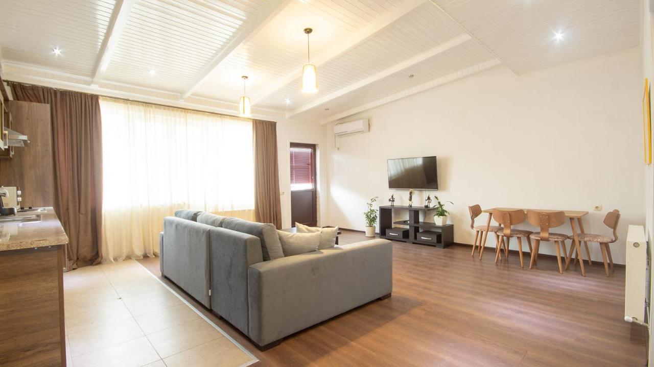 Big Terrace Apartment On Liberty Square Tbilisi Eksteriør bilde