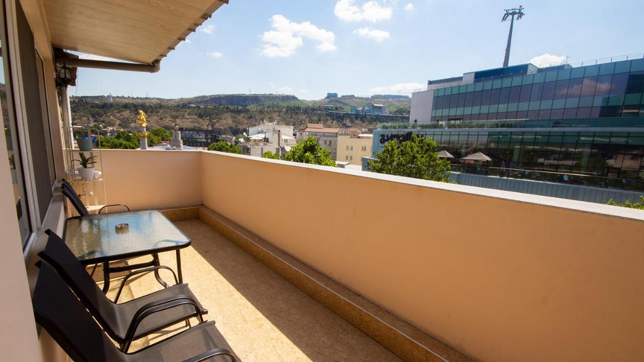 Big Terrace Apartment On Liberty Square Tbilisi Eksteriør bilde